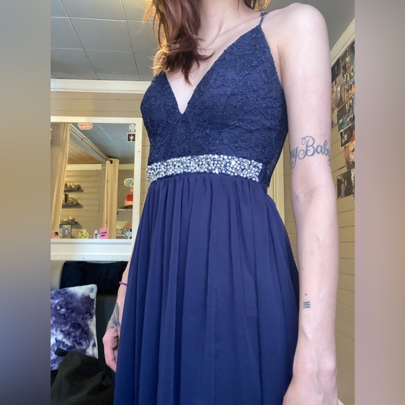 would say it’s a x small to small but it’s slightly stretchy and adjustable - Picture 2 of 3